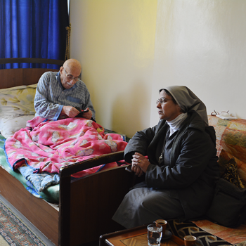 시리아 알레포에서 자원봉사단을 이끌고 계시는 애니 데메르지안 수녀님 (출처=ACN 자료사진)