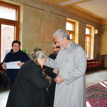 시리아 난민 가정과 나바사드 코얀 대주교님(출처=ACN 자료사진)