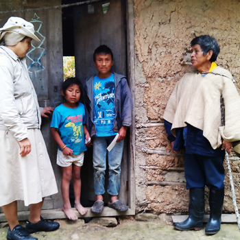 비톤코 주민들과 빈첸시오회 수녀님(출처=ACN 자료사진)