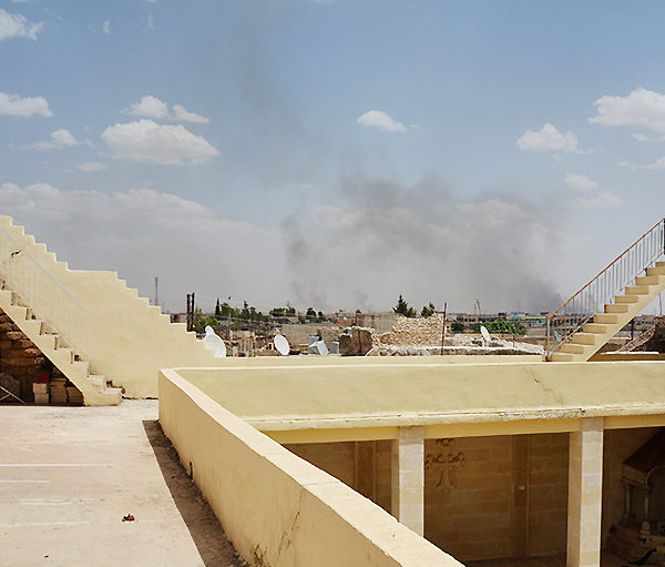 다에시로부터 탈환한 이라크 도시 텔스쿠프에서 페스메르가 민병대원들과 파괴된 성전(출처=ACN 자료사진)