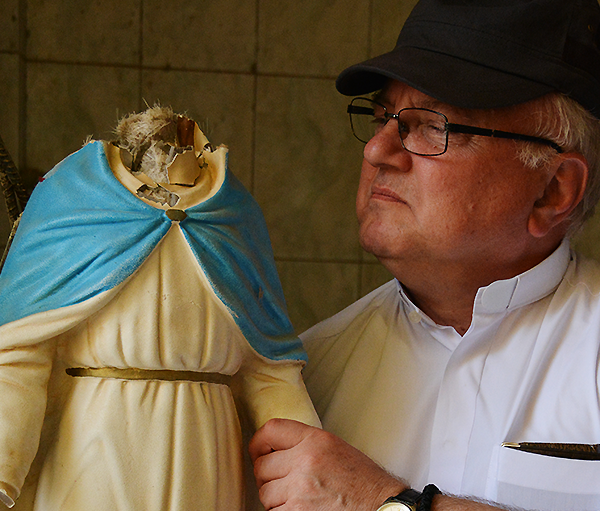 ACN 중동지역 파트너이신 안드르제 할렘바 신부님과 파괴된 성모상(출처=ACN 자료사진)