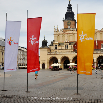 크라쿠프 중앙 광장에 설치된 2016 세계청년대회 깃발(출처=World Youth Day Krakow 2016)