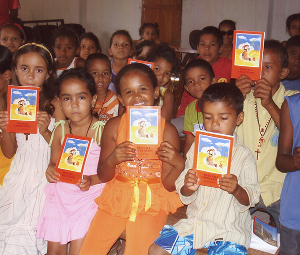 ACN 어린이 성경을 들고 있는 브라질 아이들(출처=ACN 자료사진)
