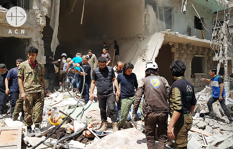 반군 점령지인 부스탄 알카사르에서 공습 이후 시리아인들의 모습(출처=EPA/LUSA ZOUHIR AL SHIMALE)