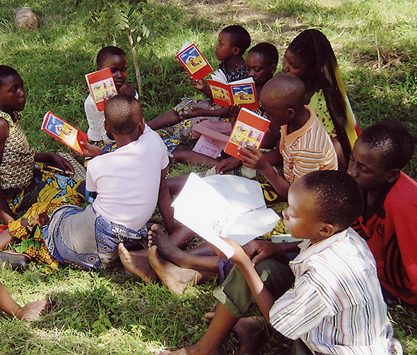 카옌체 본당에서 어린이 성경을 읽고 있는 탄자니아의 아이들(출처=ACN 자료사진)