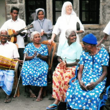 양로원의 노인들과 이분들을 돌보시는 수녀님들(출처=ACN자료사진)