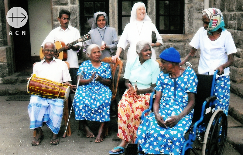 양로원의 노인들과 이분들을 돌보시는 수녀님들(출처=ACN자료사진)