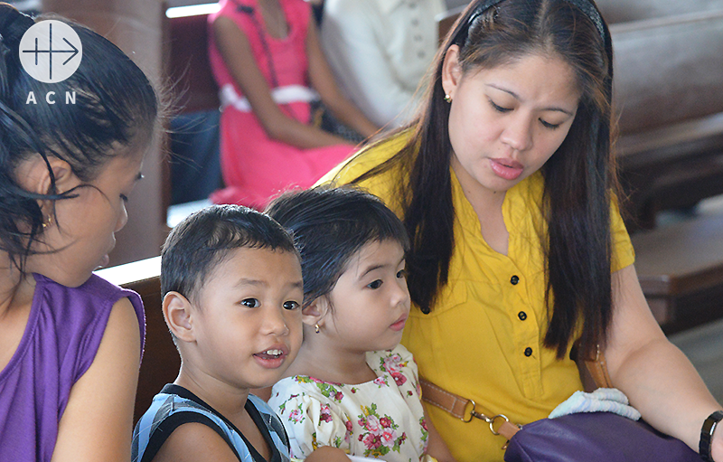 엄마와 함께 삼보앙가 성당 주일미사에 참례한 아이들(출처=ACN 자료사진)