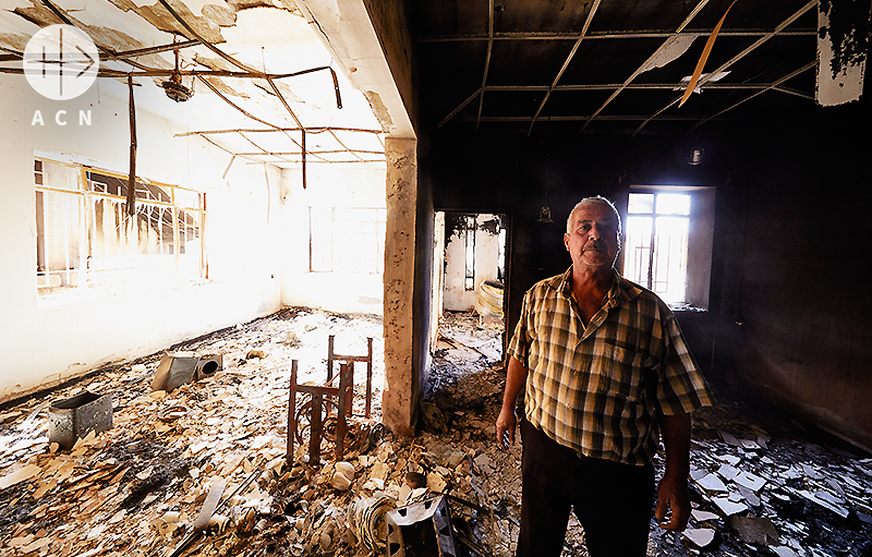 이라크 니네베 평원 카라코시 박흐디다, 61세 남성 루이스 페트루스 씨의 불탄 집 (출처=Jaco Klamer/ACN)