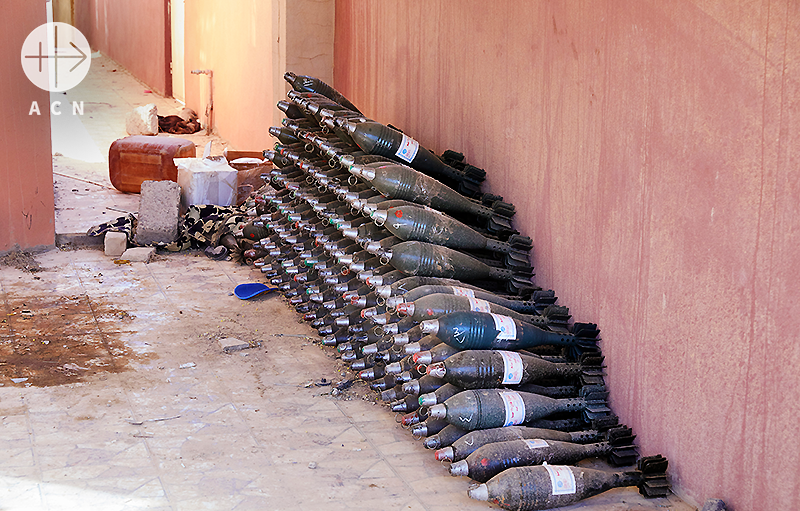 이라크 니네베 평원 카라코시, 가정집 앞에 놓여 있는 무기들 (출처=Jaco Klamer/ACN)