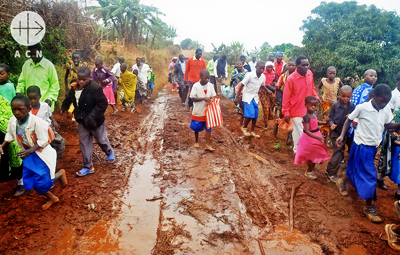 진흙이 되어버린 길을 걷는 사람들 (출처=ACN 자료사진)