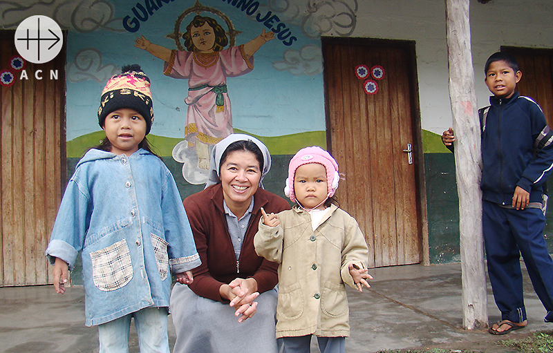 모스키토크리크의 유치원에서 에밀리아 수녀님(살레시오수녀회)와 아이들, 출처=ACN 자료사진