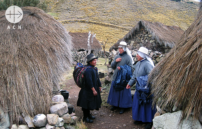 주민과 이야기 하시는 수녀님들 (출처=ACN 자료사진)