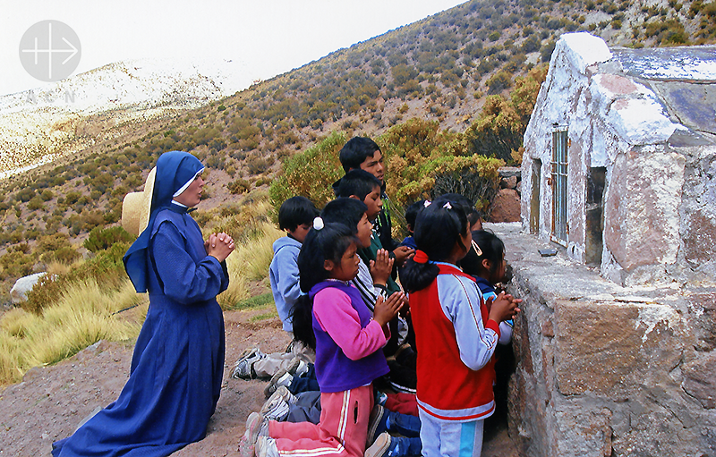 교회의 미래인 아이들과 함께 기도하시는 수녀님 (출처=ACN 자료사진)