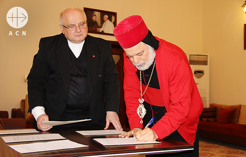 협의서에 서명하시는 티모테오 모사 알사마니 대주교님(출처=ACN자료사진)