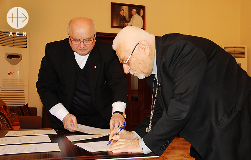 협의서에 서명하시는 요하나 페트로스 무슈 대주교님(출처=ACN자료사진)