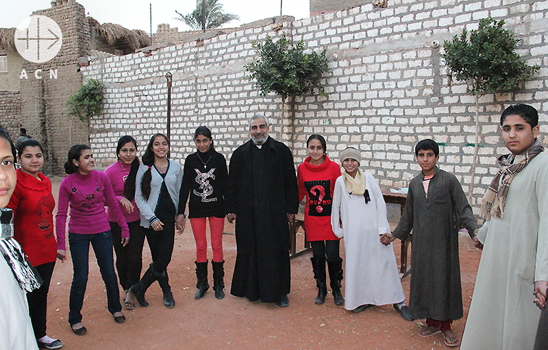 아부나 신부님과 이집트 청년들 (출처=ACN자료사진)