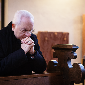 ACN 국제 본부가 위치한 독일 쾨니히슈타인의 성 마리아 성당에서 기도하시는 국제 ACN 재단장 마우로 피아첸차 추기경님(교황청 내사원장)