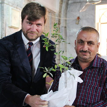 이라크 니네베 평원 마을 바르텔라에서 시리아 정교회 가정에게 올리브 나무를 전달하는 국제 ACN 사무총장 필립 오조레스 (출처=ACN 자료사진)