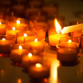 돌아가신 비야 신부님을 추모하는 촛불들 (출처=ACN자료사진)