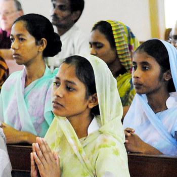 함께 기도하는 방글라데시 신자들 (출처=ACN 자료사진)