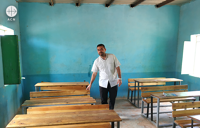 성 키지토 학교를 소개해 주시는 다니엘 신부님 (출처=ACN자료사진)