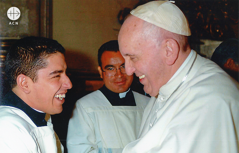 멕시코 방문 당시 한 신학생과 함께 하신 교황님 (출처=ACN 자료사진)