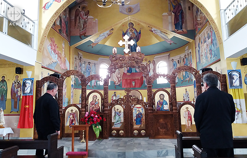 키로 스토야노프 몬시뇰과 형제인 조란 스토야노프 신부님, 성엘리야 그리스가톨릭 성전에서 (출처=ACN 자료사진)
