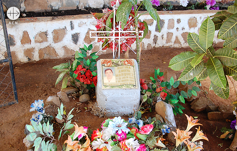 앨모소태의 루피나 무덤, 루피나는 대량학살사건에서 유일한 생존자, 1981년 12월 11일 남편과 4명의 아이를 모두 잃음. (출처=ACN 자료사진)