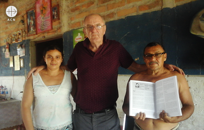 토마스 신부님과 기록물을 전달받은 노에 아르세니오 포르티요 로페스 유가족 (출처=ACN 자료사진)