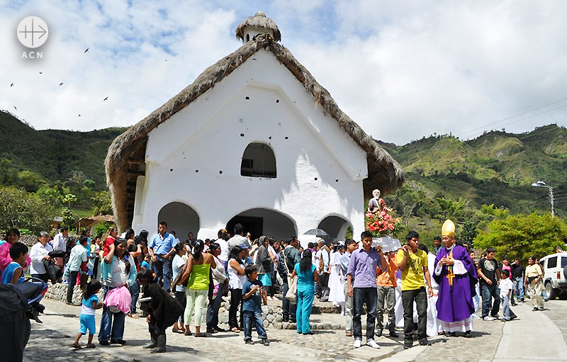 신자들과 함께 하시는 에드가르 에르난도 티라도 마소 주교님 (출처=ACN 자료사진)