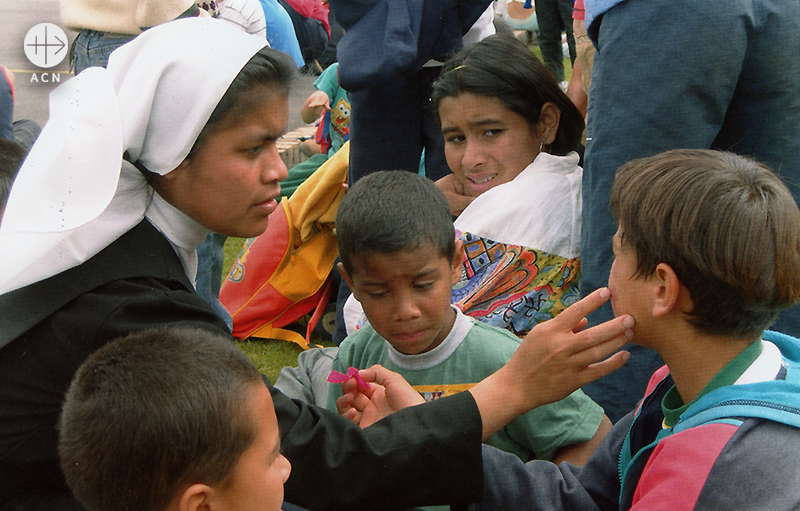 아이들을 돌보시는 예수 마리아 성심 수녀회 수련수녀님 (출처=ACN 자료사진)