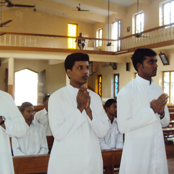 기도하는 신학생들 (출처=ACN 자료사진)