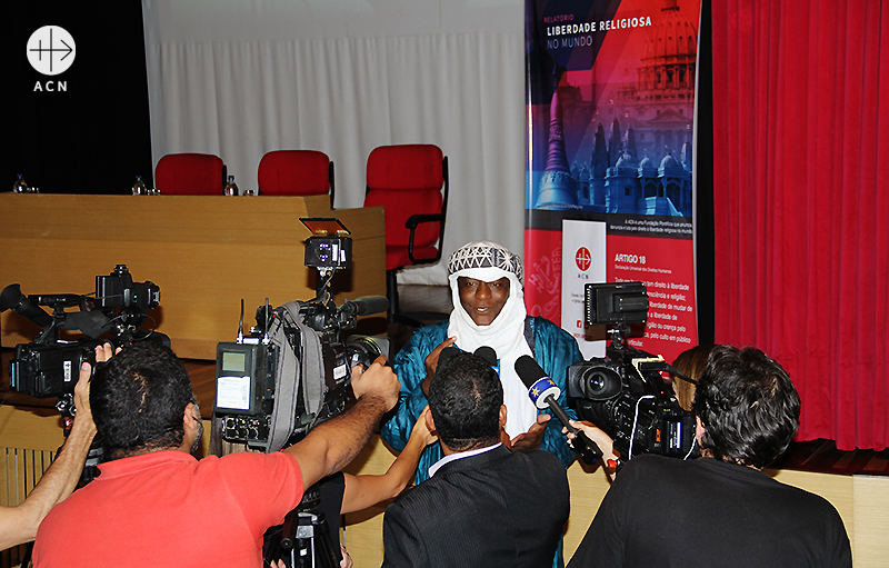 기자들의 질문에 답하는 무사 디아바테 대표(출처=ACN 자료사진)
