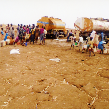 물을 받기 위해 모여든 수단 난민촌 사람들 (출처=ACN 자료사진)
