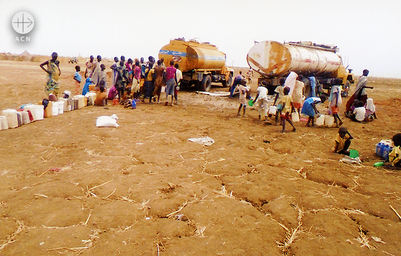 물을 받기 위해 모여든 수단 난민촌 사람들 (출처=ACN 자료사진)