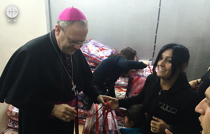 난민을 찾으신 오르테사 교황대사 (출처=ACN 자료사진)