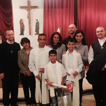 세례를 앞둔 소년들과 마틴 신부 (출처=ACN자료사진)