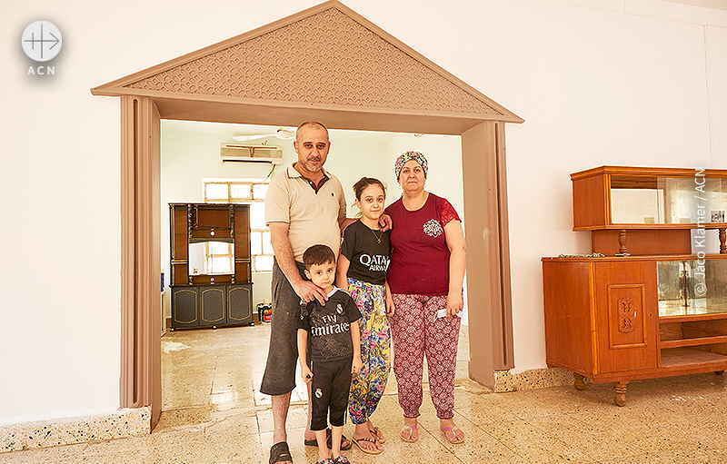 마지드 사바와 그의 아내 아스마 알리아스 그리고 자녀들 (출처=ACN자료사진)