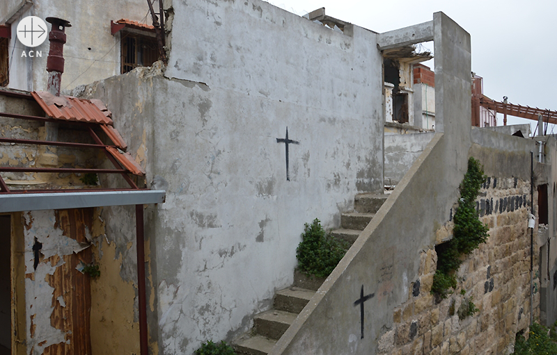 검은 십자가 표시가 된 그리스도인 가옥(출처=ACN 자료사진)