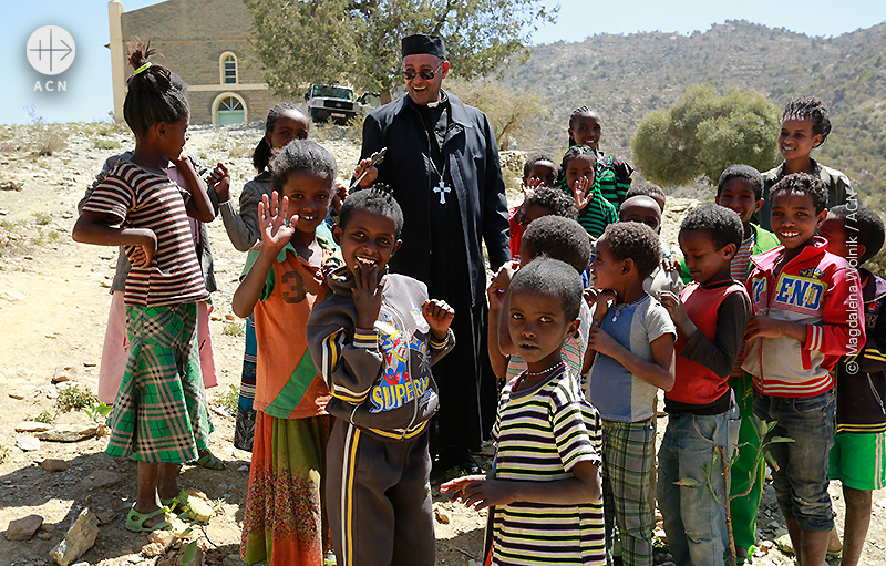 아이들과 함께 하는 테스파셀라시 메딘 주교 (출처=ACN 자료사진)