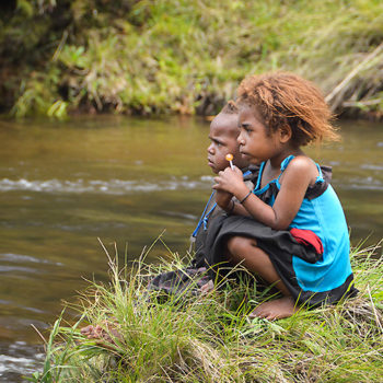 기도하는 피지섬의 아이들 (출처=ACN 자료사진)