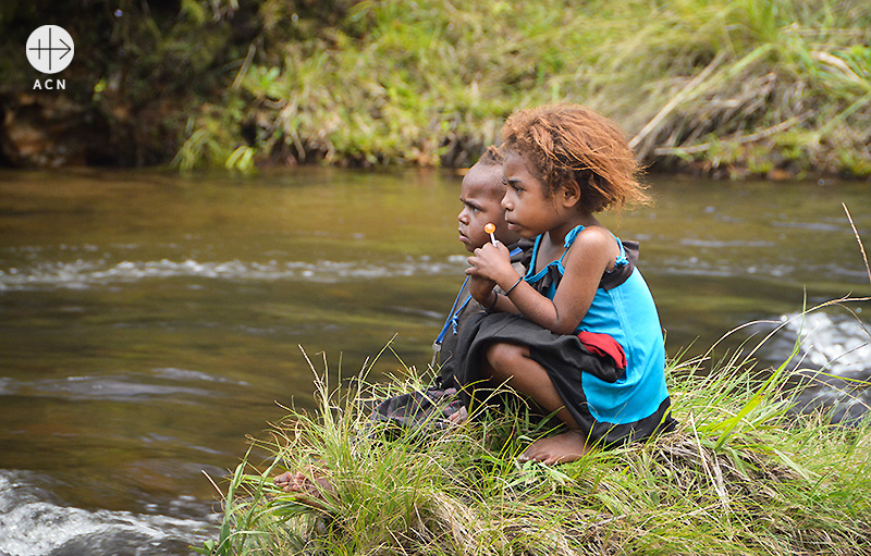 기도하는 피지섬의 아이들 (출처=ACN 자료사진)