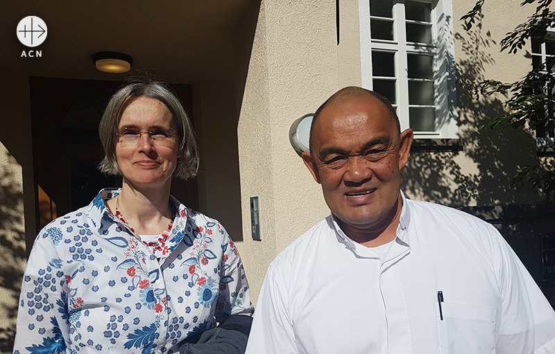 국제 ACN의 아시아 책임자 이레나 에쉬만과 베드로 로이 총 대주교는   (출처=ACN 자료사진)