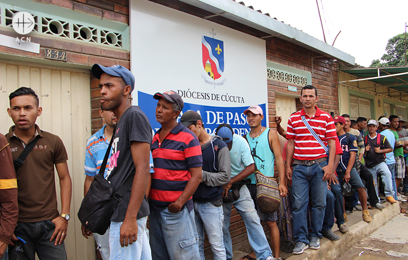 콜롬비아 쿠쿠타교구에서 식량배급을 기다리는 베네수엘라 난민들(출처=ACN 자료사진)