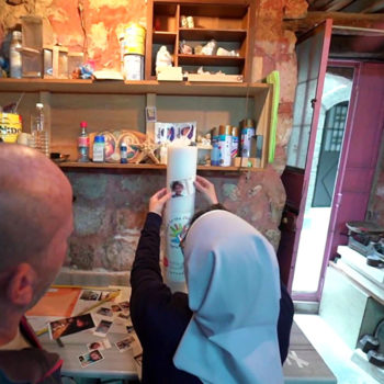 기도초를 꾸미는 알레포의 애니 수녀