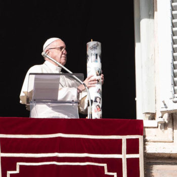 삼종기도를 마친 후 시리아에서 온 기도초에 불을 밝힌 프란치스코 교황 (2018.12.02 바티칸)