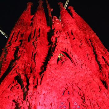 ACN의 Red Days 캠페인으로 붉게 물든 스페인 바르셀로나 사그라다 파밀리아 대성당 (출처=ACN 자료사진)