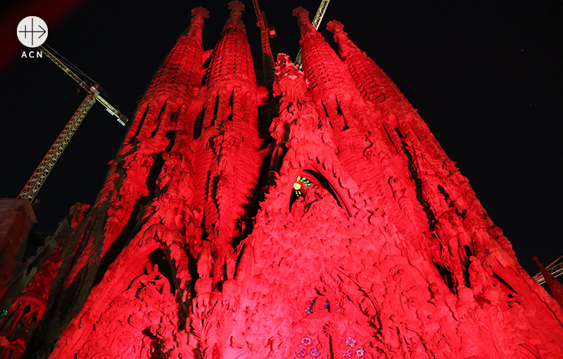 ACN의 Red Days 캠페인으로 붉게 물든 스페인 바르셀로나 사그라다 파밀리아 대성당 (출처=ACN 자료사진) 