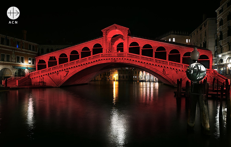 ACN의 Red Days 캠페인으로 붉게 물든 이탈리아 베네치아 리알토 다리 (출처=ACN 자료사진)